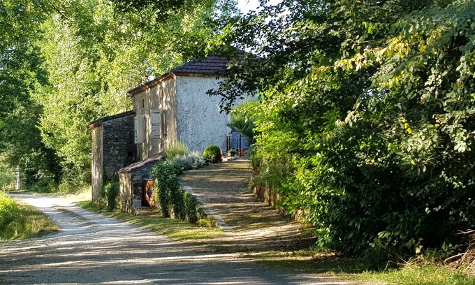 Touzac Maison | NOUVEAU! Charmant chalet au bord de la rivière. Offre de lancement spéciale pour mai.