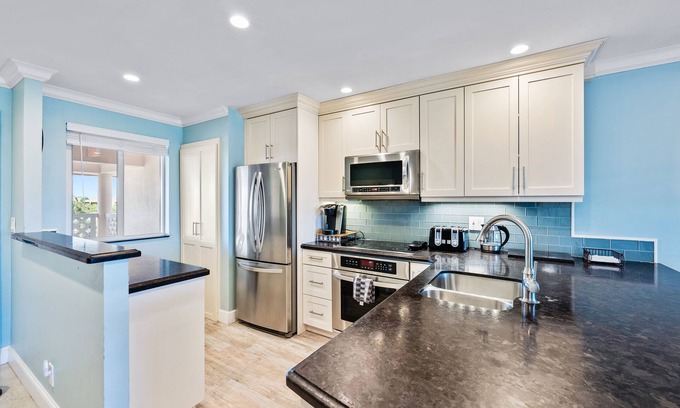 Jupiter Copropriété | Beautifully renovated top floor condo with lake view, minutes from the beach
