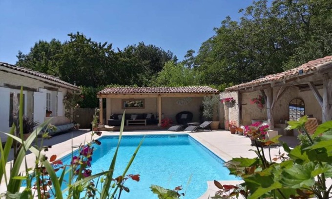 Expiremont Maison | Maison charentaise magnifiquement restaurée avec piscine privée et vue imprenable