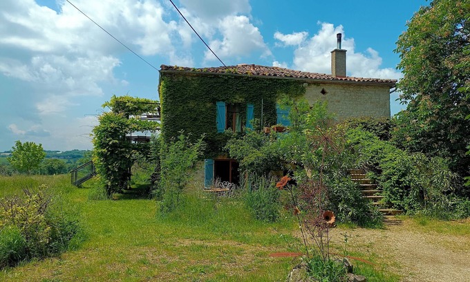 Puylaroque Maison | Beautifully restored farmhouse with spacious rooms and exceptional views.