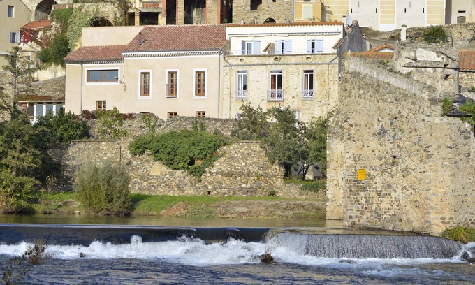 Roquebrun Maison | Les Tiers : propriété magnifiquement restaurée au bord de la rivière.