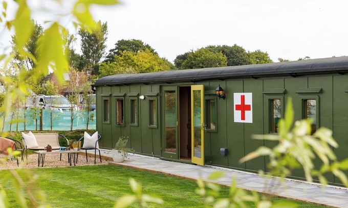 Birdham Maison | Beautifully Restored WW2 Carriage - Sleeps 6