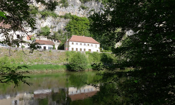 Cabrerets Villa | Magnifiquement restaurée, grande villa française sur les rives de la rivière Cele.