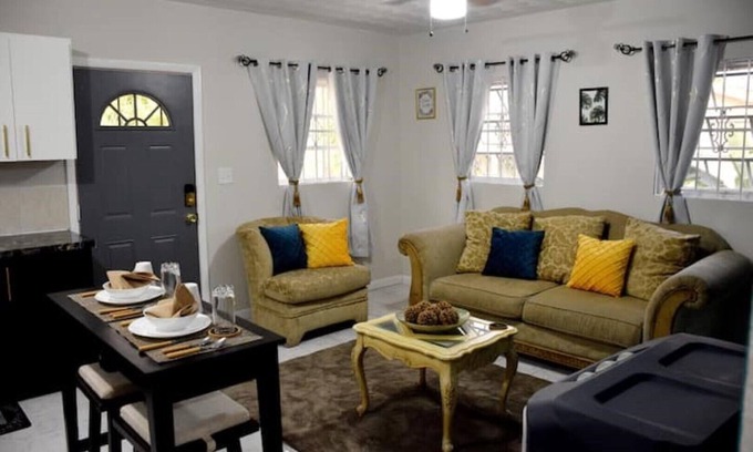 Nassau Appartement | Beautifully Spacious 1BDR/ FREE PARKING