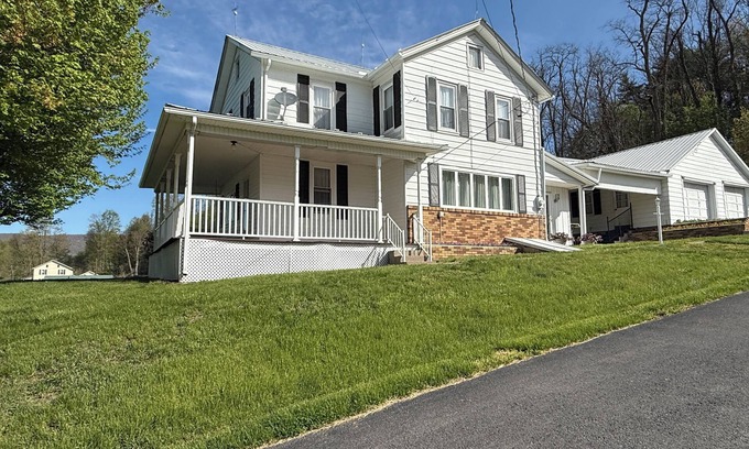 Cocolamus Maison | Beautifully Updated Country Home