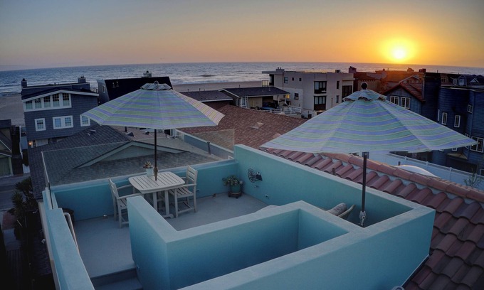 Hollywood Beach Maison | Beauty and the Beach offers Seaside Relaxation
