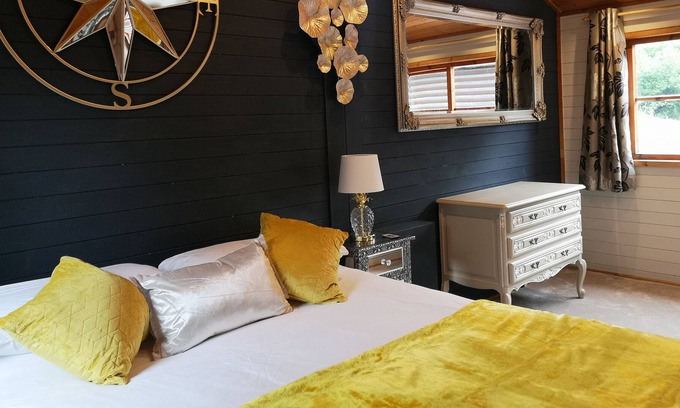 Warminster Chalet De Ski | Beaver 2 HuntersMoon-Warminster-Bath-Salisbury