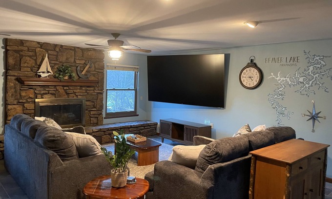 Springdale Maison | Beaver Lakeshore Escape - Stay right on the shore of Beaver Lake!