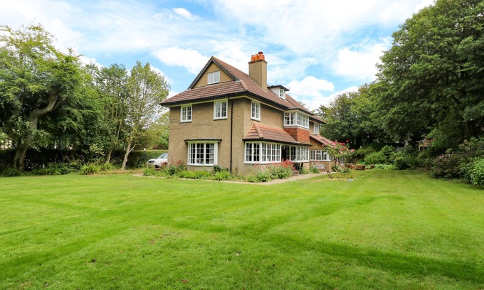 Overstrand Maison | BECKHYTHE COTTAGE, pet friendly, with open fire in Overstrand