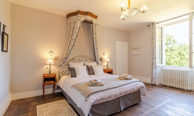 Savignac-les-Eglises Lit Et Petit-Déjeuner | Bed and Breakfast 'La Romantique' with Shared Terrace, Shared Garden and Wi-Fi