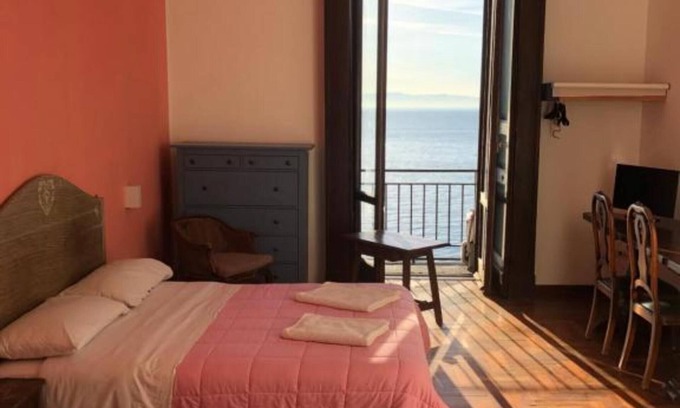 Posillipo Lit Et Petit-Déjeuner | Chambre d'hôtes "Camera La Regina Del Mare" avec balcon, Wi-Fi et climatisation