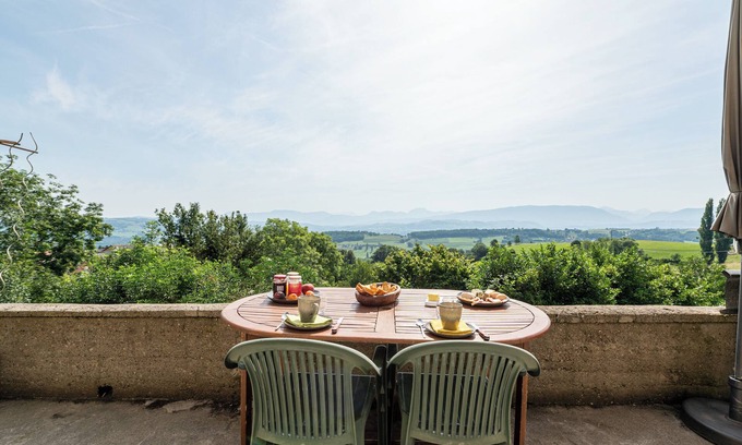 Moye Maison | Chambre d'hôte la chambre Bleue avec vue sur les montagnes, terrasse privée et jardin partagé