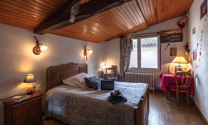 Puycasquier Lit Et Petit-Déjeuner | Bed and Breakfast 'Dame De Coeur' with Shared Terrace, Private Garden and Wi-Fi