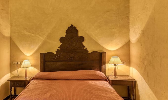 Serra de Daro Lit Et Petit-Déjeuner | Bed and Breakfast 'Sant Iscle' with Shared Pool, Wi-Fi and Air Conditioning
