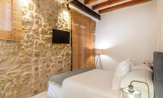 Balaguer Appartement | Bed and Breakfast 'Habitació' with Shared Terrace, Wi-Fi and Air Conditioning
