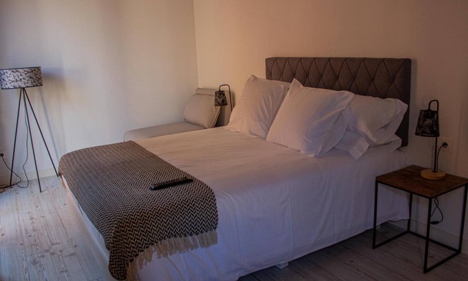 Balaguer Appartement | Bed and Breakfast 'Habitació' with Shared Terrace, Wi-Fi and Air Conditioning
