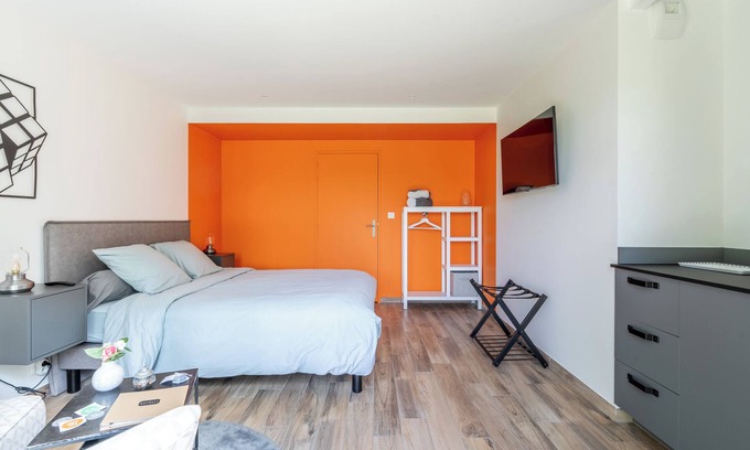 Malville Lit Et Petit-Déjeuner | Chambre d'hôtes 'Kerwall - Chambre Double' avec piscine partagée, terrasse privée et Wi-Fi