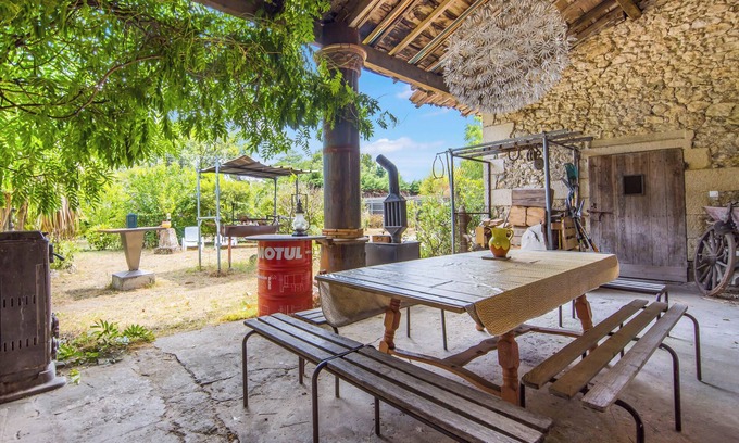 Noaillan Lit Et Petit-Déjeuner | Bed and Breakfast 'L'orée De Lansot - Chambre Mansarde' with Shared Terrace, Shared Garden and Wi-Fi