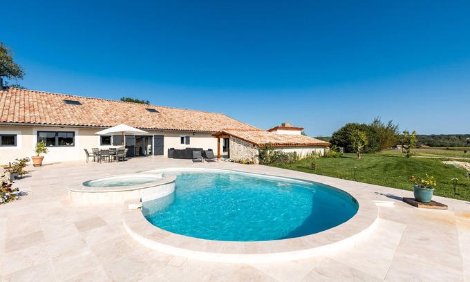 Bazas Lit Et Petit-Déjeuner | Bed and Breakfast 'Le Palmier Exotique' with Shared Pool, Shared Terrace, and Wi-Fi