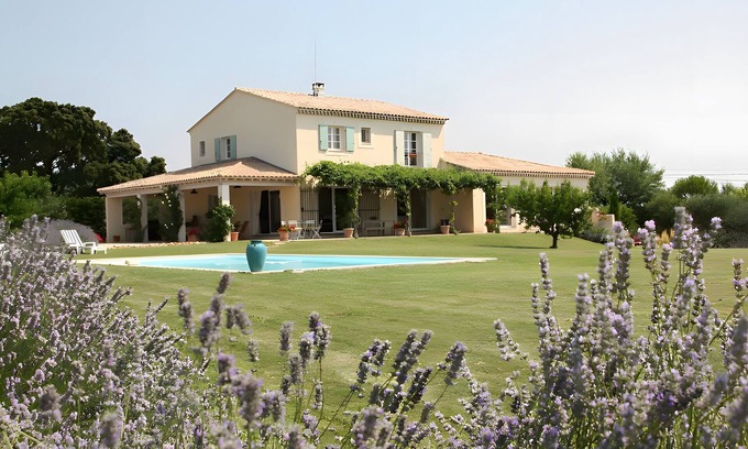 Estezargues Lit Et Petit-Déjeuner | Bed and Breakfast 'Manon' with Shared Terrace, Shared Garden and Wi-Fi