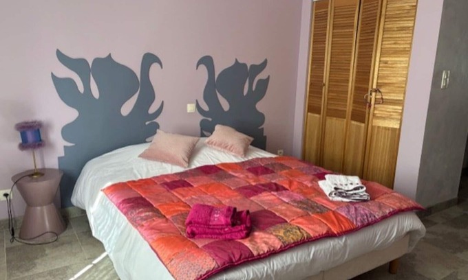Gabillou Lit Et Petit-Déjeuner | Bed and Breakfast 'Safran' with Private Terrace, Shared Garden and Wi-Fi