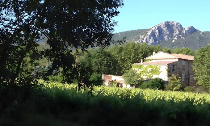 Brignoles Lit Et Petit-Déjeuner | Bed and Breakfast 'Suite Supérieure' with Mountain View, Shared Pool and Wi-Fi