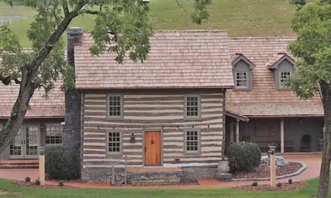 Swoope Lit Et Petit-Déjeuner | Bed & Breakfast in a 1795 Log Cabin on working farm, George Washington, Sr Suite