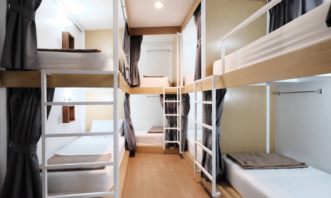 Lak Si Hôtel | Bed in 8-bed Mixed Cabin Dorm With a Shared Kitchen and a Social Area