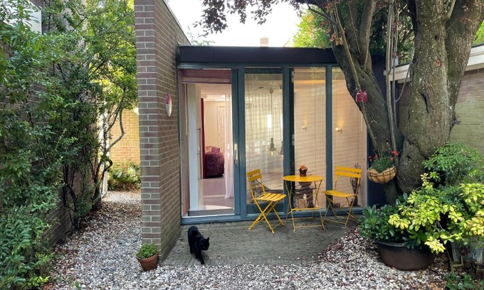 Oranjebuurt Appartement | Bed & Office 050