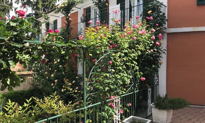 La Morra Appartement | Bed and Roses "gege"