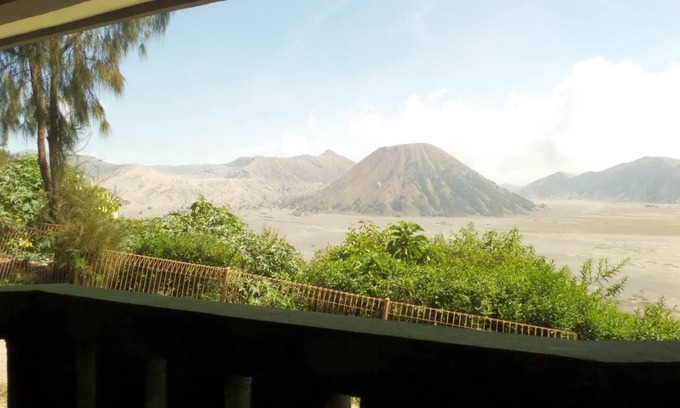 Tengger Caldera Lit Et Petit-Déjeuner | Chambre pour 4 personnes vue directe au mont. Bromo