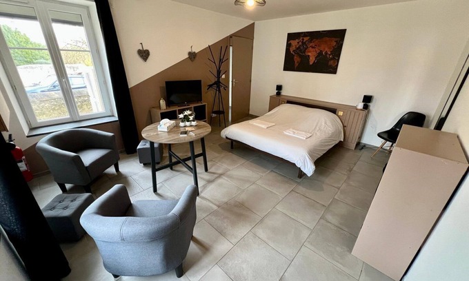 Lussac-les-Chateaux Appartement | Bedroom with private bathroom