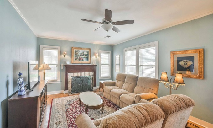 Brenham Maison | BEE in BRENHAM Holiday Cottage - Premium location walking distance to downtown
