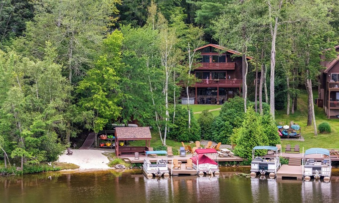 Drums Maison | Beech Mt Lakefront Gem! Hot Tub, Kayaks, Billiards