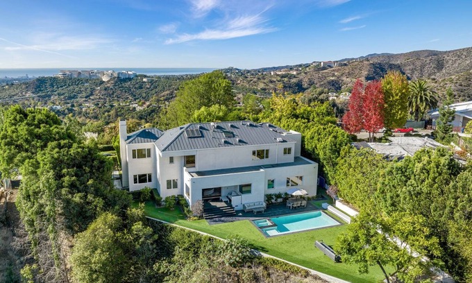 Bel Air Maison | BEL AIR FAMILY ESTATE / GATED / POOL / BASKETBALL COURT / SMART-HOME / 5 BEDROOM