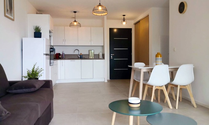 Sotta Appartement | Bel Appartement en rez-de-jardin avec vue montagne.