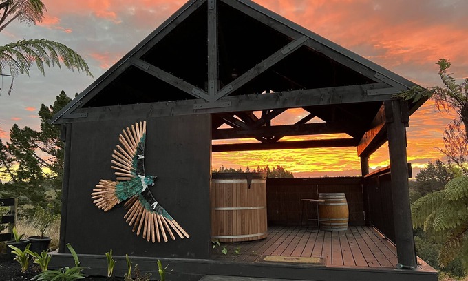 Pyes Pa Maison | Bel Tramonto, Luxurious Rustic Elegance with Private Cedar Hot Tub