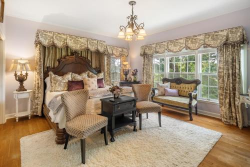 Fort Smith Maison | Beland Mansion-Blooming Garden suite!