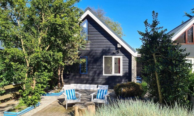 Sint Maartensvlotbrug Maison | Belkmerduinen 23 is in aquiet location surrounded by greenery and trees.