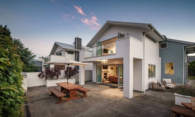 Wanaka Maison | Bella's Place: Location, style, comfort, spacious & pet friendly