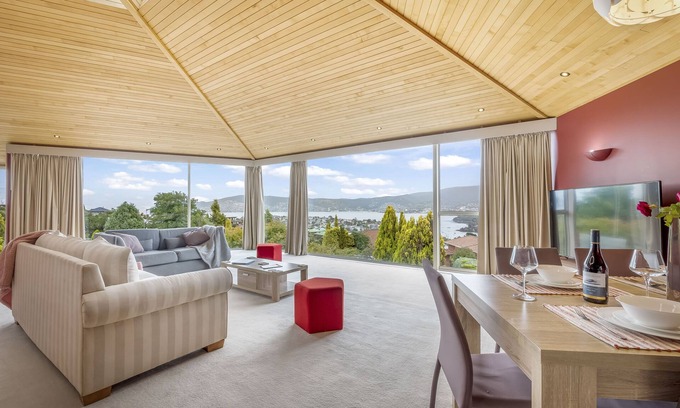 Bellerive Maison | BELLA VISTA. Large Family Home. Views Forever.