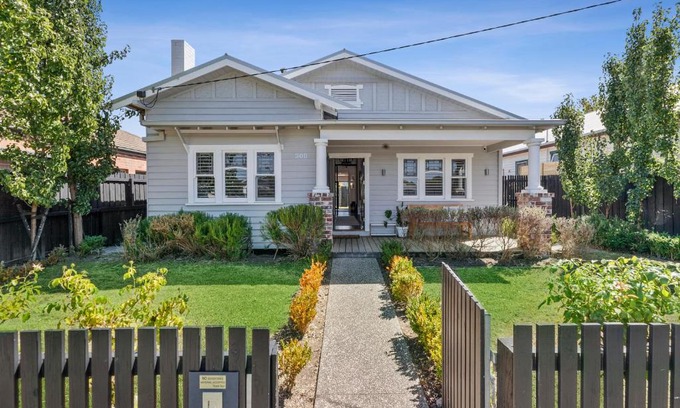 South Geelong Maison | Bellarine cottage- Central Geelong, parking, 2 bedroom, 2 bathroom