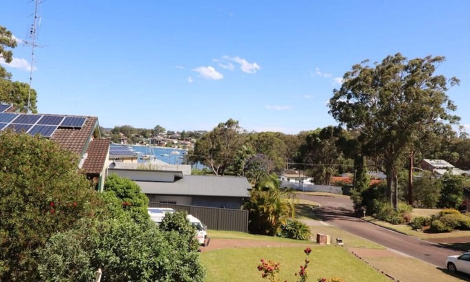 Buttaba Maison | Bellavista - large home, sleeping pods, dog friendly outside and lake views