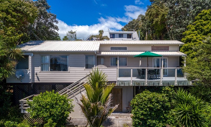 Waiheke Island Maison | Belle Bird Place - Onetangi Holiday Home