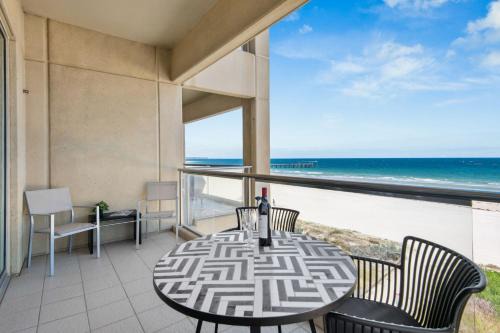 Glenelg Appartement | Belle Escapes - Beachfront Balcony Glenelg