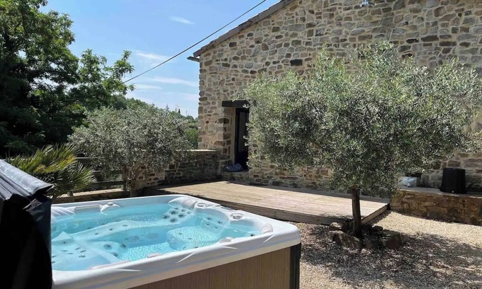 Fons Maison | Belle Maison en Pierre 8 Pers. Avec Spa, Bien Située en Ardèche Méridionale