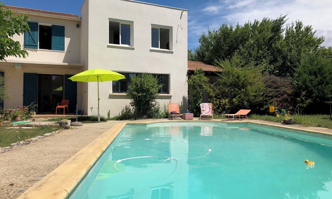 Ners Maison | Belle maison tranquille avec piscine et jardin