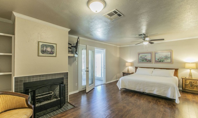Belton Maison | Belle of Belton-Spacious/Central Location/Pool/Hot Tub/Game Room w/ Pool Table