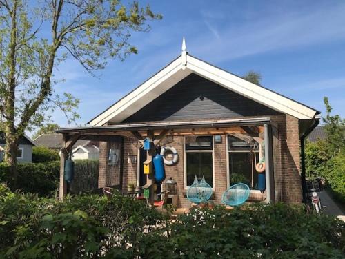 Anjum Maison | BelleMare Bungalow Lauwersmeer mit überdachte Veranda und eingezäuntem Garten