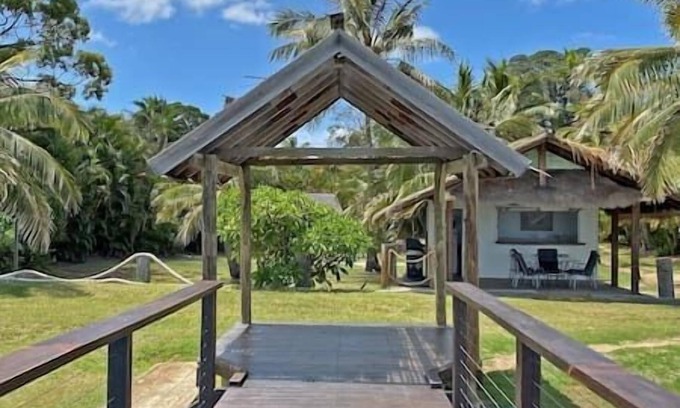 Amity Point Cabine | Belles on Ballow - Lorikeet Lodge